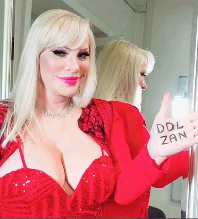O mai ții pe minte pe Cicciolina? Fostul star porno îi promite o noapte de amor lui Vladimir Putin, dacă renunță la război