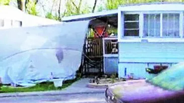 Baiat din America, chinuit de parinti timp de un an! Lasat sa moara intr-un cotet de caine