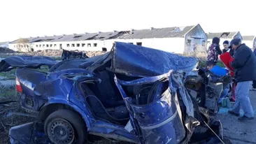 Accident grav în Mangalia! Un băiat de 16 ani a murit după ce a intrat cu maşina în stâlp.