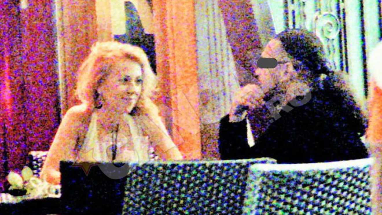 Pe masura blondinei Larisa Dragulescu.  A iesit cu un brunet care o are de peste 22 de centimetri