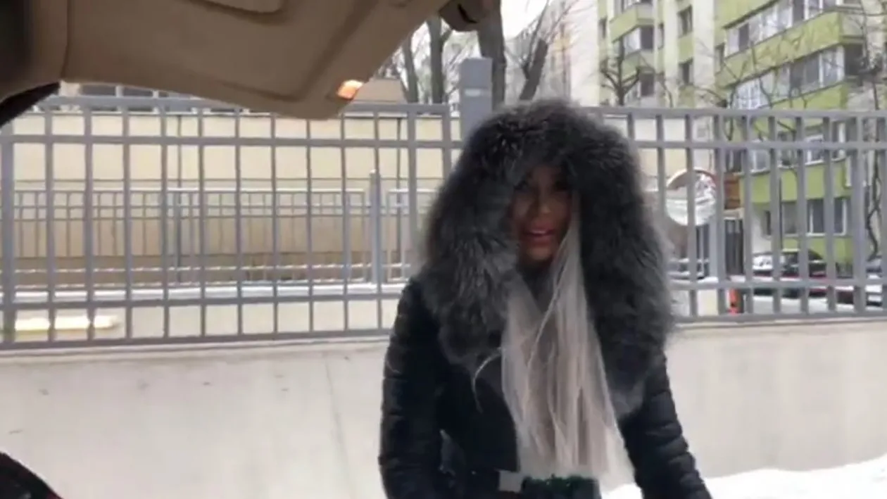 FOTO / Bianca Drăgușanu a oprit mașina și a început să țipe în plină stradă: Taci, nu mai spune nimic, sper că Victor doarme. Ce a pățit vedeta