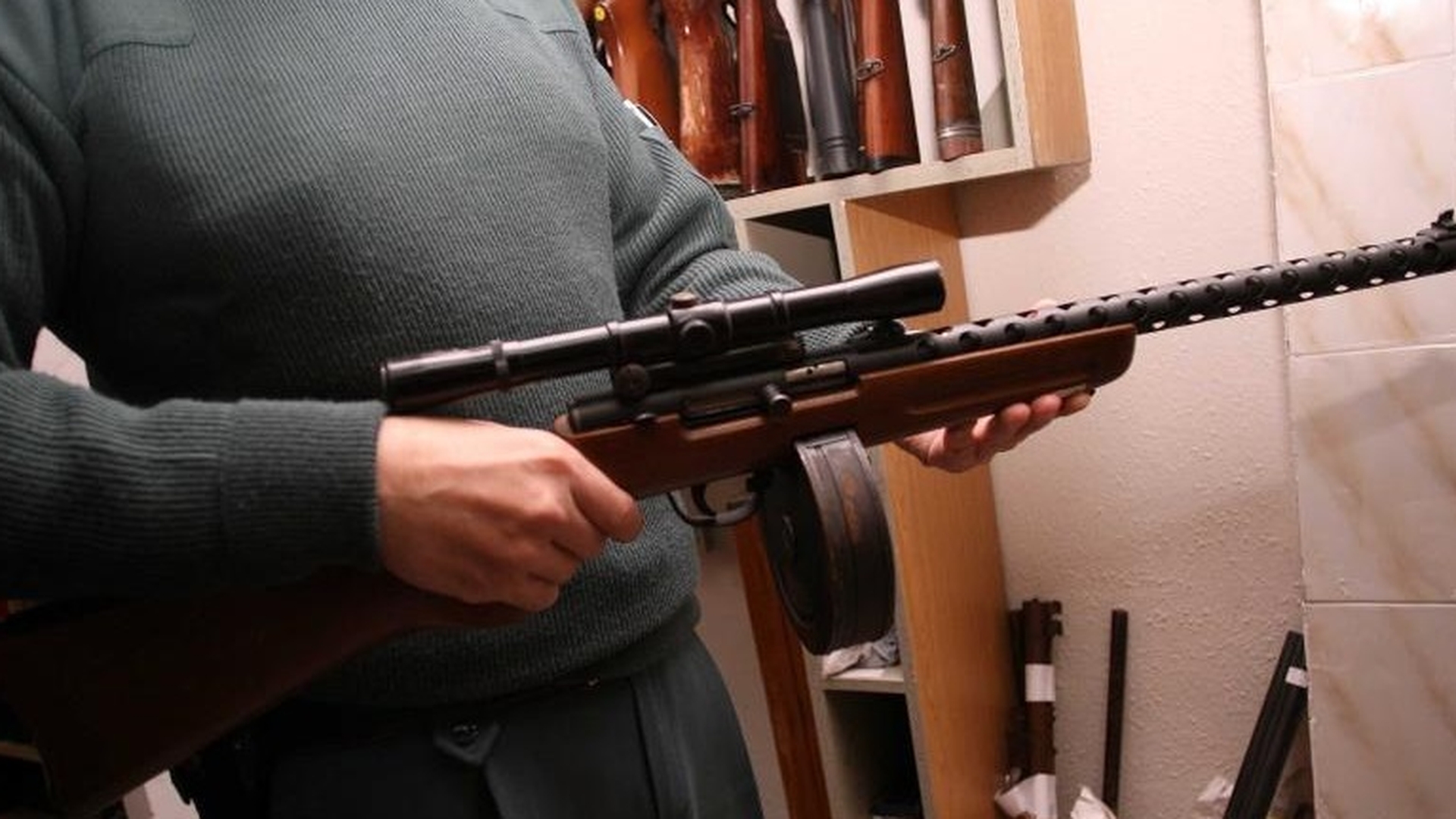 Captură masivă a Poliţiei spaniole! Au fost confiscate 10.000 de arme şi tunuri antiaeriene în valoare de 10 milioane de dolari