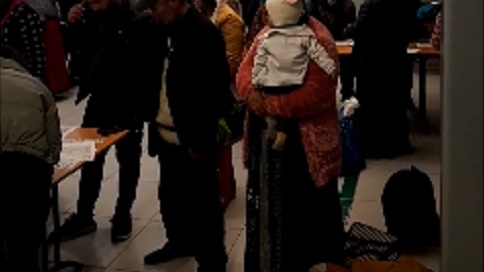 Un grup de țigani a băgat spaima într-o localitate din Brașov. Întorși de la cerșit din Anglia și Germania, romii au luat cu asalt primăria, nemulțumiți că nu primesc bani. “M-au amenințat că îmi vor da foc!”