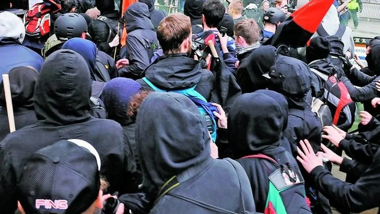 Macel in Stefan cel Mare. Fotbalistii lui Dinamo, la un pas sa fie batuti in fata stadionului