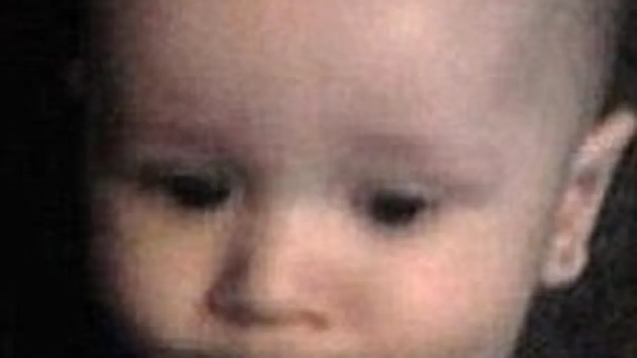 Anchetata pentru ca fiul sau de 6 luni apare in fotografii cu tigara in gura