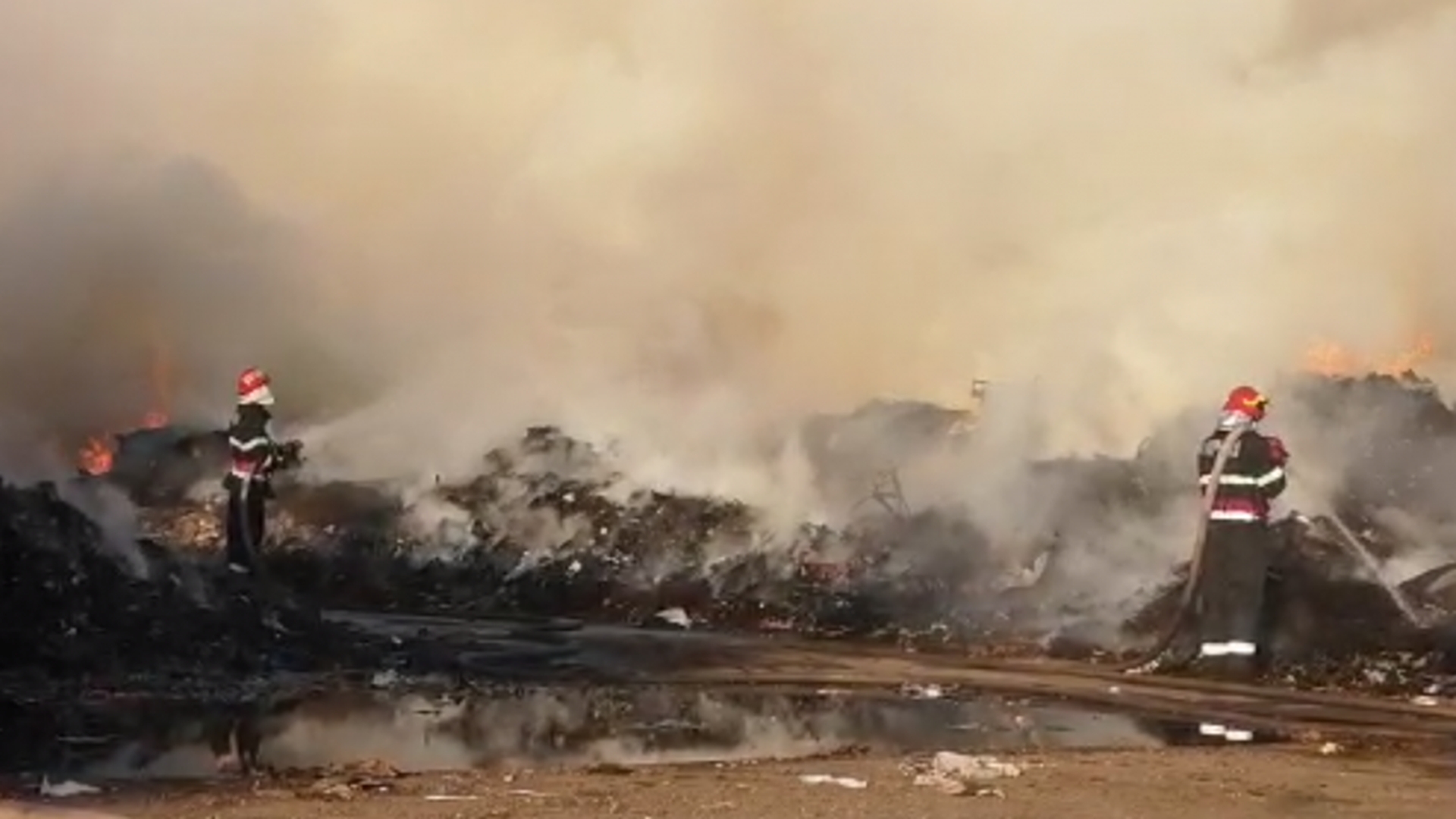 Pericol de explozie la Chitila! Incendiu masiv lângă o fostă groapă de gunoi