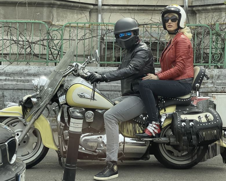 Edy de România și-a scos iubita în oraș cu motocicleta