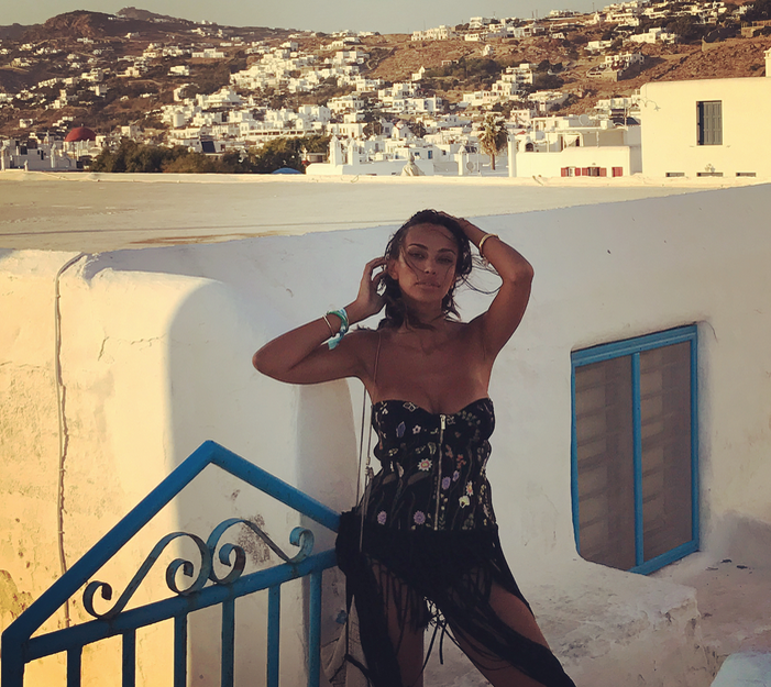 Mădălina Ghenea, pictorial ad-hoc în Grecia