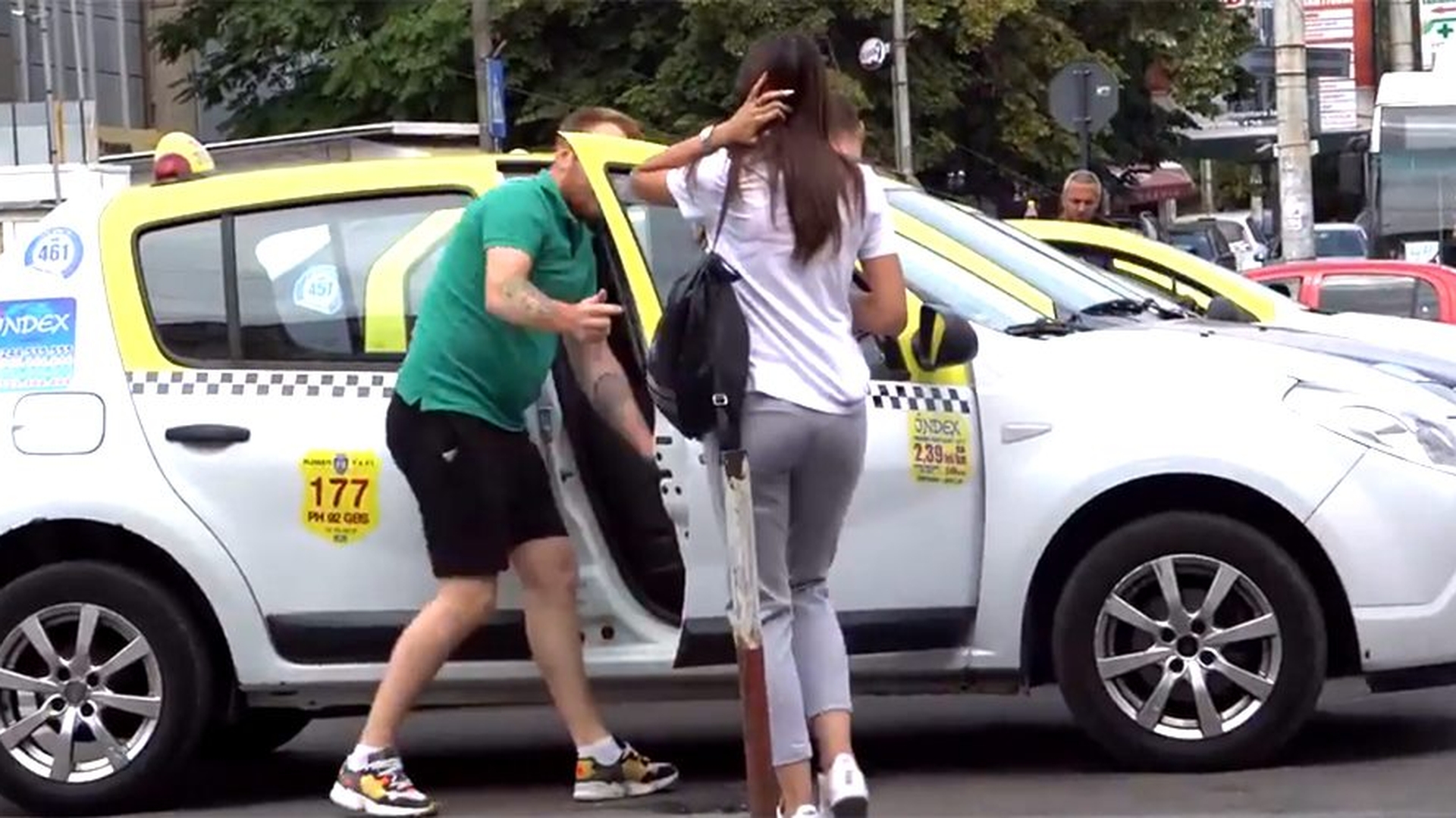 Incredibil cum a reacționat acest taximetrist din Ploiești, după ce a fost rugat de tânăra din imagine să o ducă acasă gratis: "Nu am bani la mine"