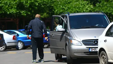 Martine Gore isi respecta programul cu sfintenie si la Bucuresti! A iesit la alergat in parcul Carol, asistat de o gorila!