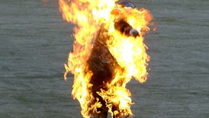 Scene şocante la Bihor! Patron incendiat de un angajat care urma să fie disponibilizat! Bărbatul se află în stare critică