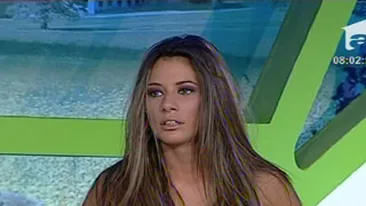VIDEO Roxana Vancea, asa cum doar ai visat-o! A venit la emisiune imbracata intr-o camasa de noapte super sexy si decoltata!