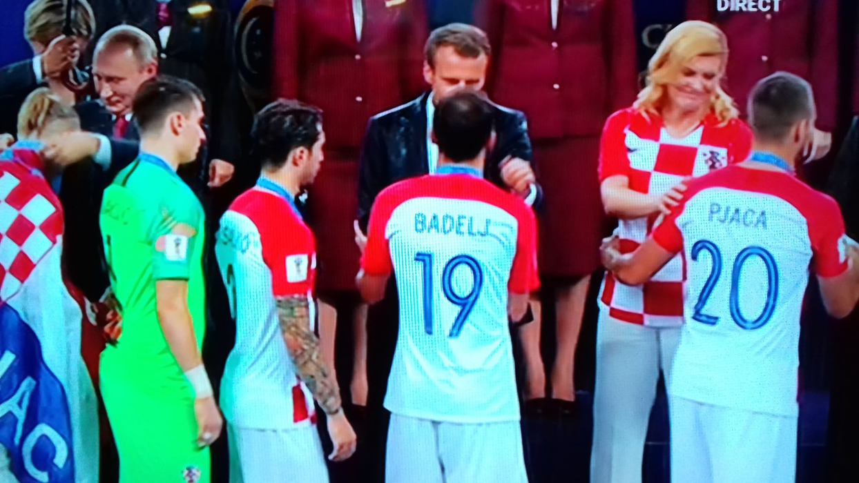 Franța e campioana mondială! Imagini emoționante cu învinșii, croații, consolați de șefa țării, Kolinda Grabar-Kitarović! Putin și Macron i-au îmbrățișat și ei