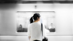 O mamă surprinsă într-o fotografie la metrou a ajuns faimoasă peste noapte. De ce s-a viralizat imaginea. FOTO
