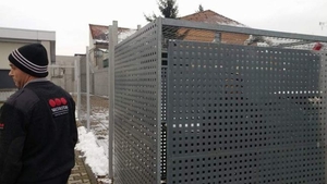 Scandal la supermarket! Ce au inchis intr-o cusca din parcare niste PAZNICI! E ireal unde s-a ajuns!!!