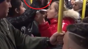 O jandarmeriță din Argeș le-a dat o lecție unor individe care au vrut să o jefuiască în autobuz: ”Nu mai furi în viața ta!”