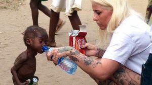 Îl mai ţii minte pe băieţelul din Nigeria lăsat să moară pe străzi? Aşa arată la un an de când a fost salvat