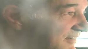 Gigi Becali, cu ochii in LACRIMI si ZAMBETUL pe buze in duba penitenciarului! Le-a facut cu mana jurnalistilor