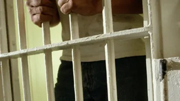 Doi gardieni si un subcomisar, acuzati ca au omorat  un detinut