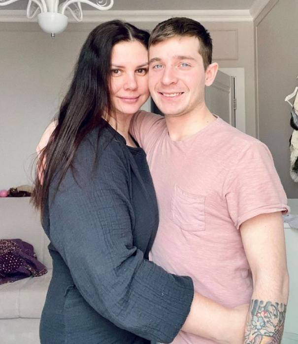 A stârnit un val de controverse! O influenceriță de 37 de ani a rămas însărcinată, pentru a doua oară, cu fiul ei vitreg