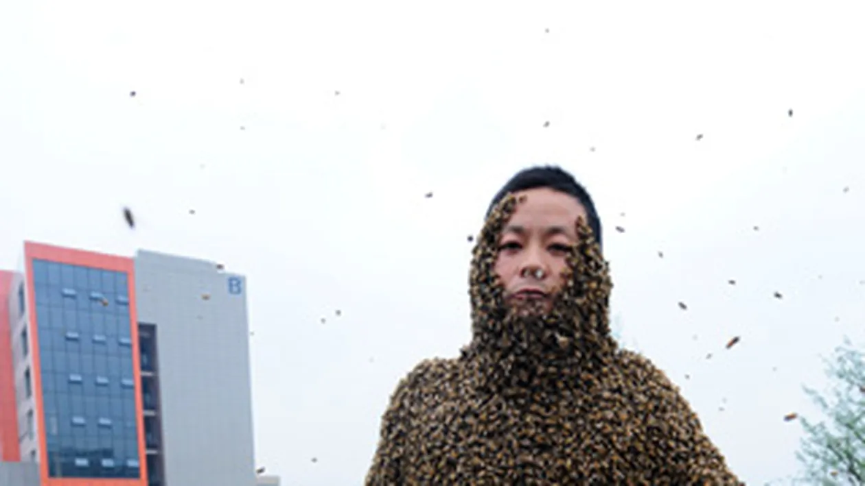 Incredibil! Cum a reusit un chinez sa se acopere cu 330.000 de albine? Ce crezi, l-a muscat vreuna?