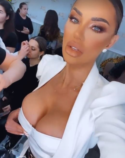 Bianca Drăgușanu, gafă vestimentară înainte să apară la Teo Show. A publicat din greșeală imagini în care unul dintre sâni “i-a evadat” din decolteul generos | FOTO