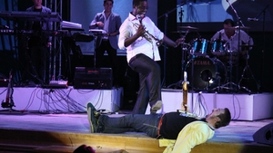 Horia Brenciu, doborat pe scena! Vezi ce lovitura sub centura i-a aplicat un coleg chiar in timpul unui concert!