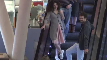 Ii place atat de mult sa faca asta, incat nu se poate abtine nici in mall! Am aflat ce slabiciune are juratul Andrei Aradits