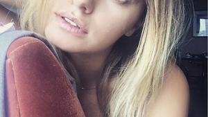 Alexandra Stan a pozat din nou provocator. Şi-a luat un tricou scurt şi...