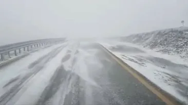 Prima ninsoare în România! Şoferii sunt avertizaţi să evite zona dacă nu au maşina echipată de iarnă