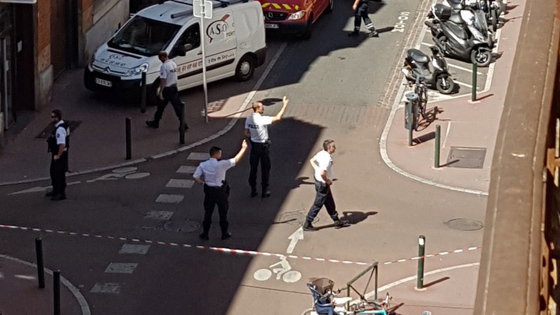 Atac în Franţa! O poliţistă a fost înjunghiată la locul de muncă