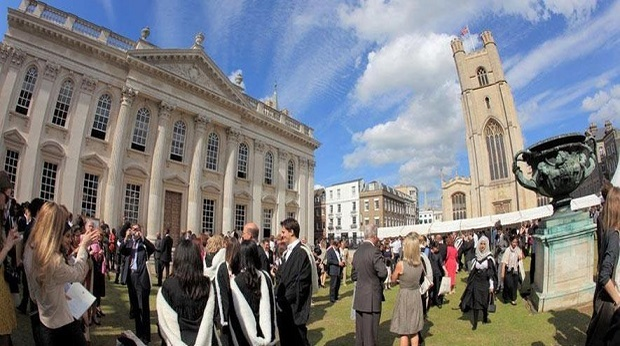 Vindea ziare pe străzi, iar după câteva luni a ajuns să fie admis la prestigioasa universitate Cambridge. Cine l-a încurajat pe acest om al străzii să îşi încerce norocul