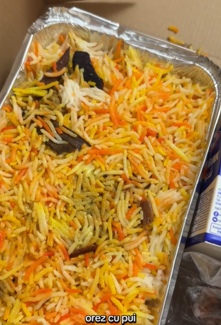 Ce alimente au primit românii blocați de bombardamente în Dubai. Autoritățile din Emirate le-au livrat gratuit cutii pline la cazare