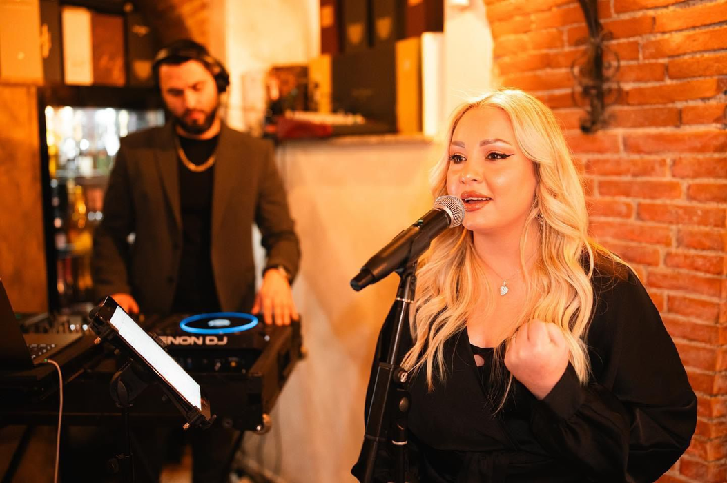 Aniversare inedită pentru AVA! Show în garaj, mâncare fastuoasă și DJ. „Strălucești în orice colț ai fi”