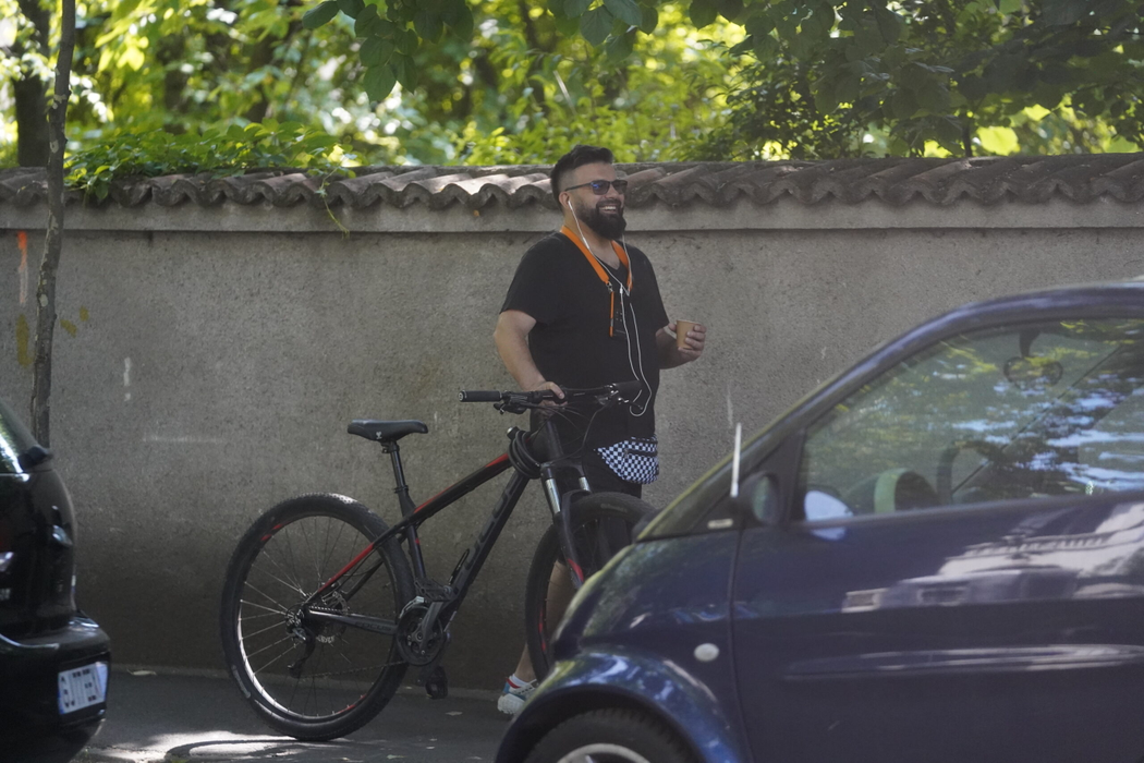 Edi Stancu, moment de respiro, cu o cafeluță în mână, pe lângă bicicletă (Foto: CANCAN.RO)