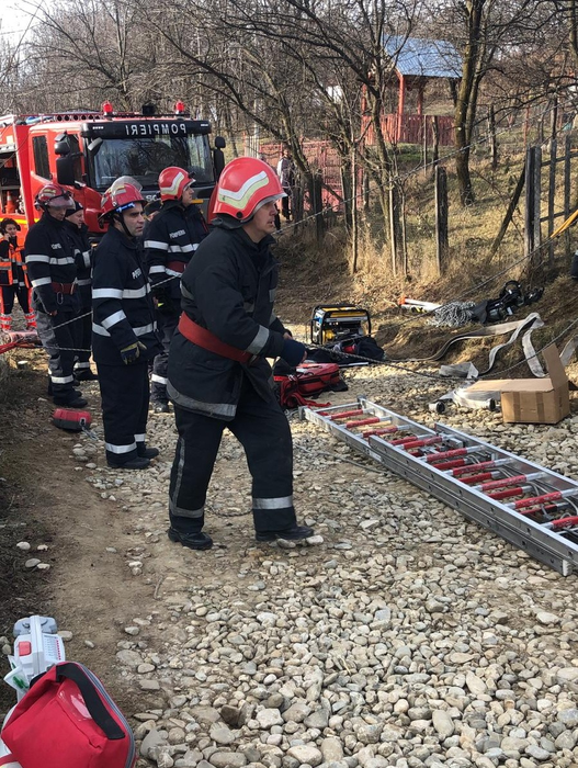 Mobilizare impresionantă pentru salvarea femeii care a căzut în fântână, în localitatea Vârfuri, din Dâmbovița