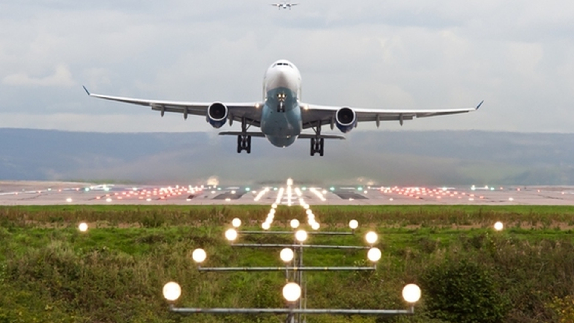 Avion plin cu români, blocat de sâmbătă dimineață pe un aeroport din Paris!