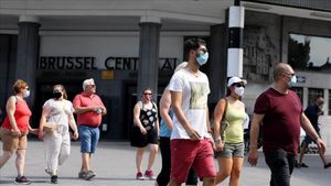 Devine sau nu obligatorie masca și pe stradă, în România? Anunțul făcut în valul doi al pandemiei