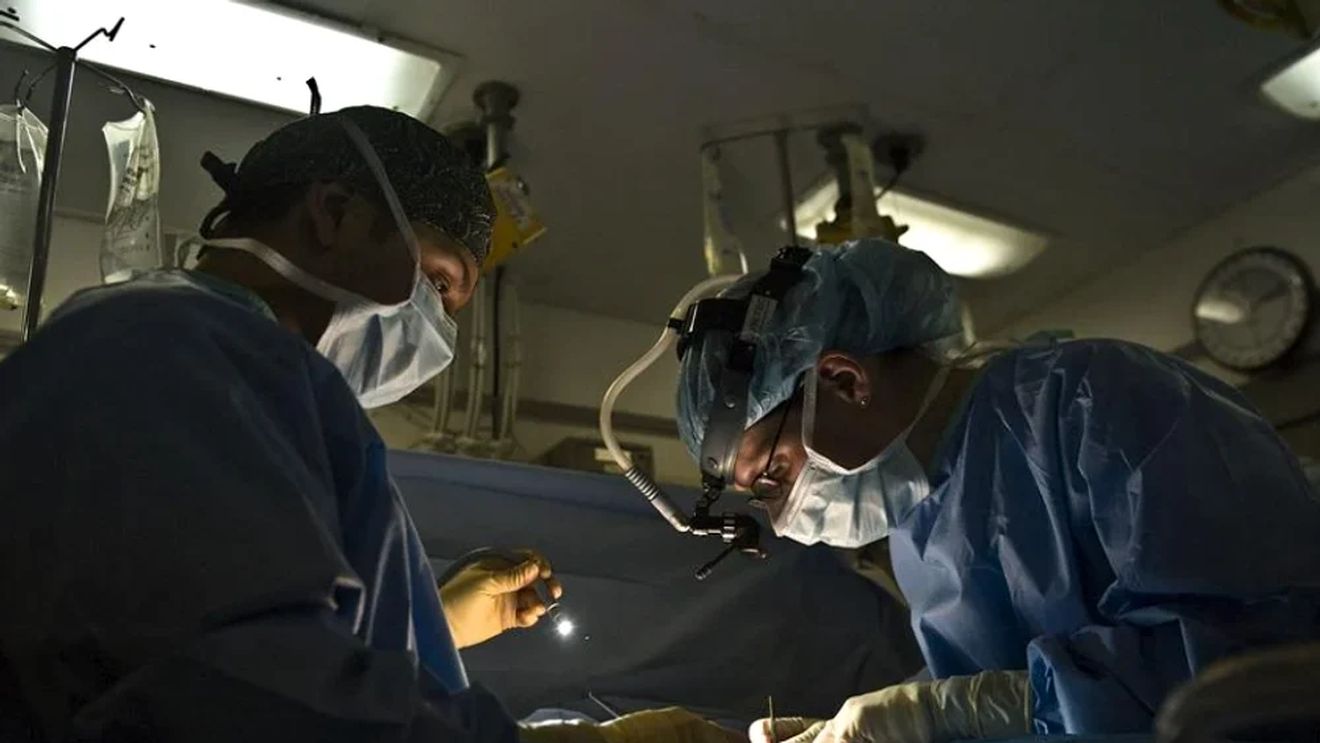 Bancnote de un leu, cruciulițe, o lamă și asta nu e tot! Ce au mai găsit doctorii în stomacul unui ieșean care fusese adus la spital