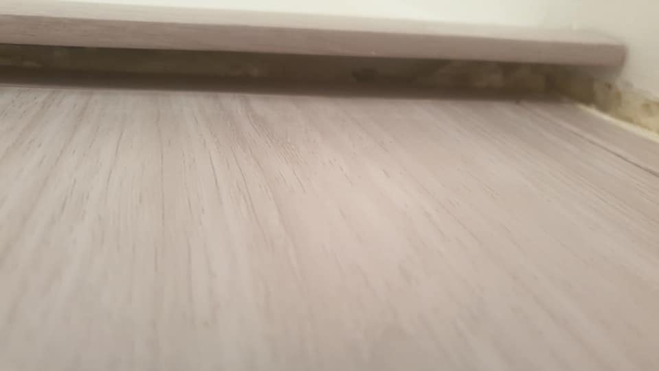 ușă montată de un meseriaș țepar