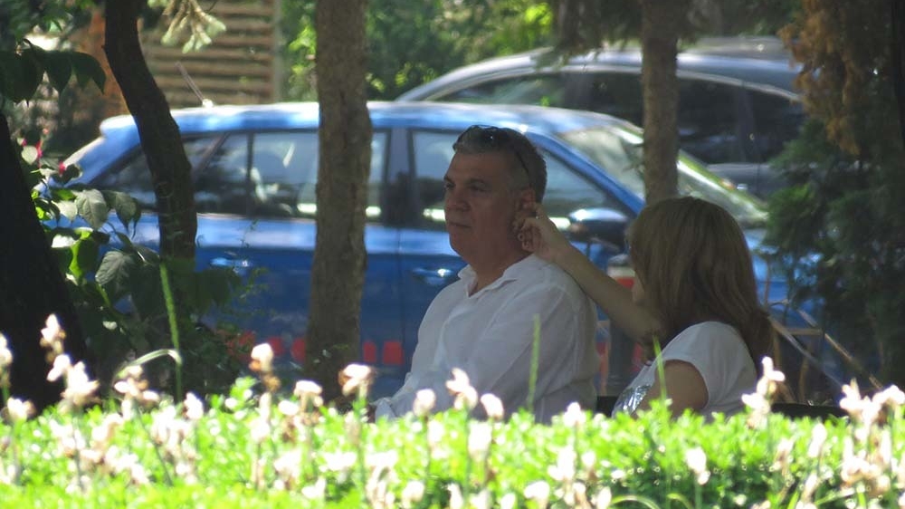 Credea că nu îi vede nimeni, dar…Romantic: Soţia i-a ”toaletat” urechea, pe o bancă în parc, fostului şef al Camerei Deputaţilor!