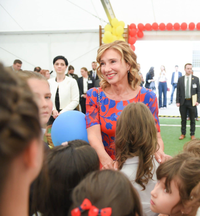 Ce a apărut la liceul în care Carmen Iohannis este profesoară. Ce gest a făcut soția lui Klaus Iohannis pentru elevii ei