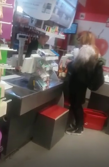 Actriţa a achiziţionat două sticle de vin.