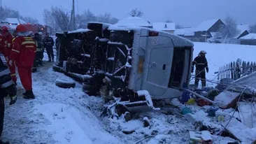 Accident grav în Harghita! Un microbuz a intrat într-un stâlp: 2 morţi şi 11 răniţi. A fost declanşat Planul roşu de intervenţie
