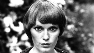Soția lui Woody Allen o acuză pe Mia Farrow, mama sa adoptivă, de abuzuri fizice și psihice