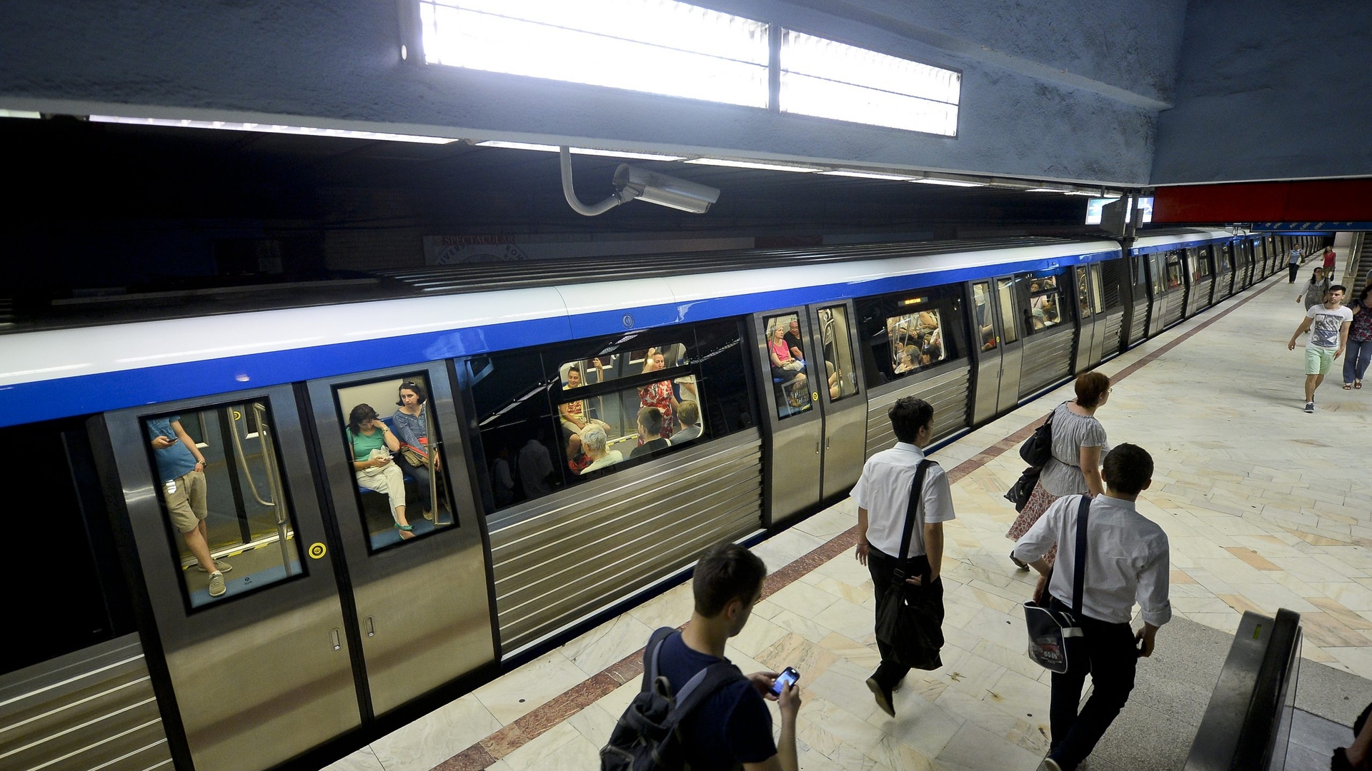 Metroul bucureștean, marcat de un nou incident. Un bărbat a alunecat, pe șine, în stația Unirii