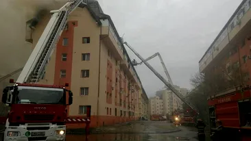 Incendiu puternic în Bucureşti! Focul s-a extins pe o suprafaţă de 1.000 metri pătraţi