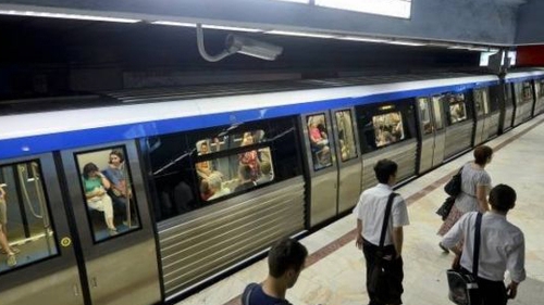 Adevărul din spatele fotografiei! Ce se întâmplă cu acest bătrân care vine zi de zi la metrou