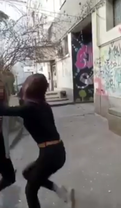Fetele s-au încăierat pe stradă