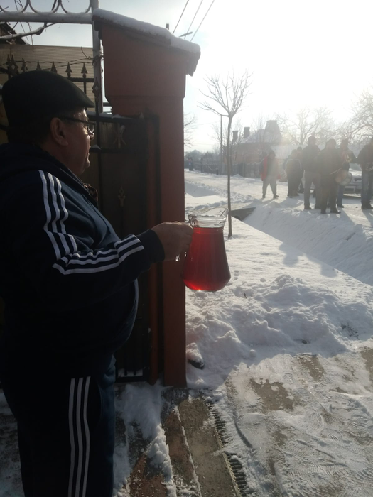 Juniorii din Ișalnița respectă cu sfințenie obiceiul colindatului de Sfântul Ion